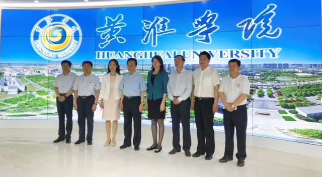 中華職業(yè)教育社理事長陳昌智、河南省副省長霍金花一行參觀展廳